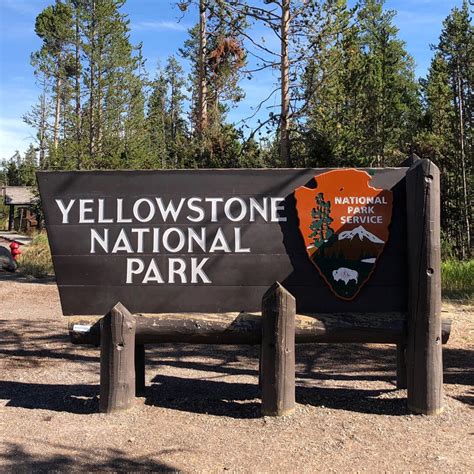 yellowstone park montana entrance